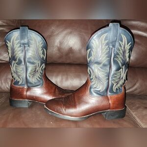 Ariat like new 9EE western cowboy boots brown & blue with design